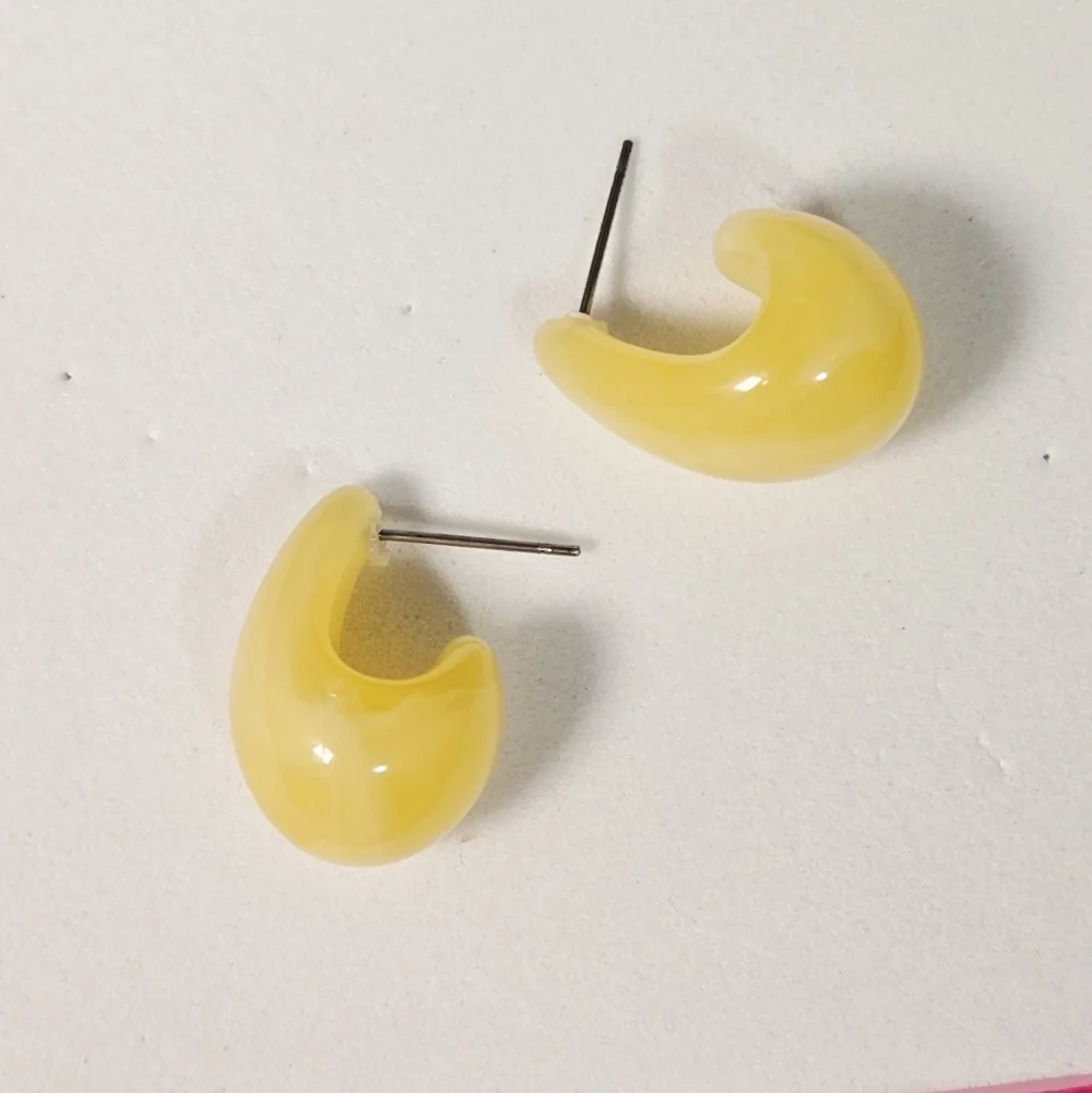 Butter Yellow Marbled Teardrop Dome Earrings Glossy Chunky C-Hoop Retro Studs